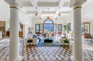 The image depicts a comfortable group therapy room designed for alcohol rehab, featuring couches arranged in a circle to foster a supportive environment for group counseling sessions. This setting promotes emotional support and connection among participants as they navigate the recovery process together.