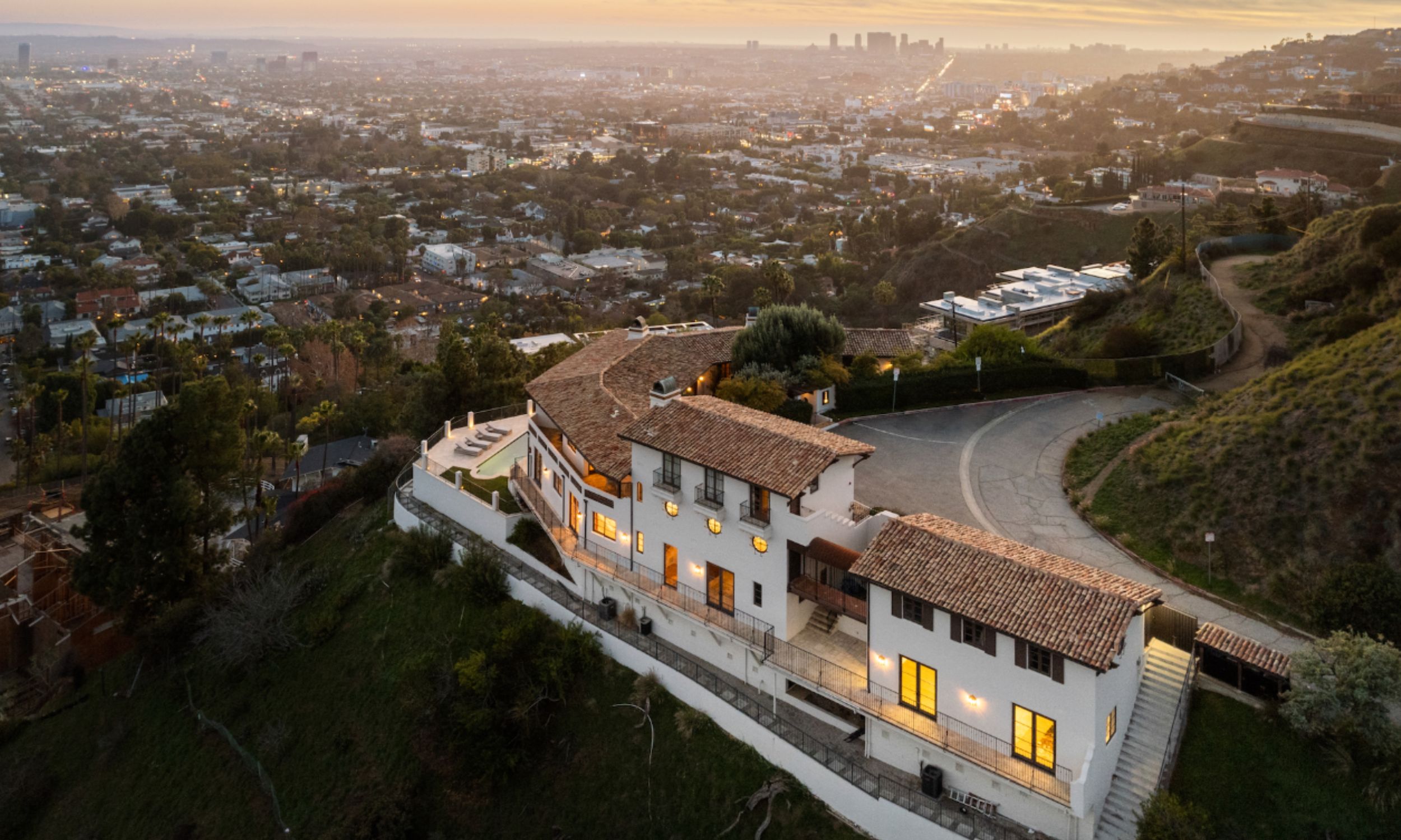 Aerial photo of Legacy Healing Center's Wattles luxury rehab in Los Angeles - displaying the secluded location and benefits of choosing a luxury detox program opposed to a San Diego drug detox.