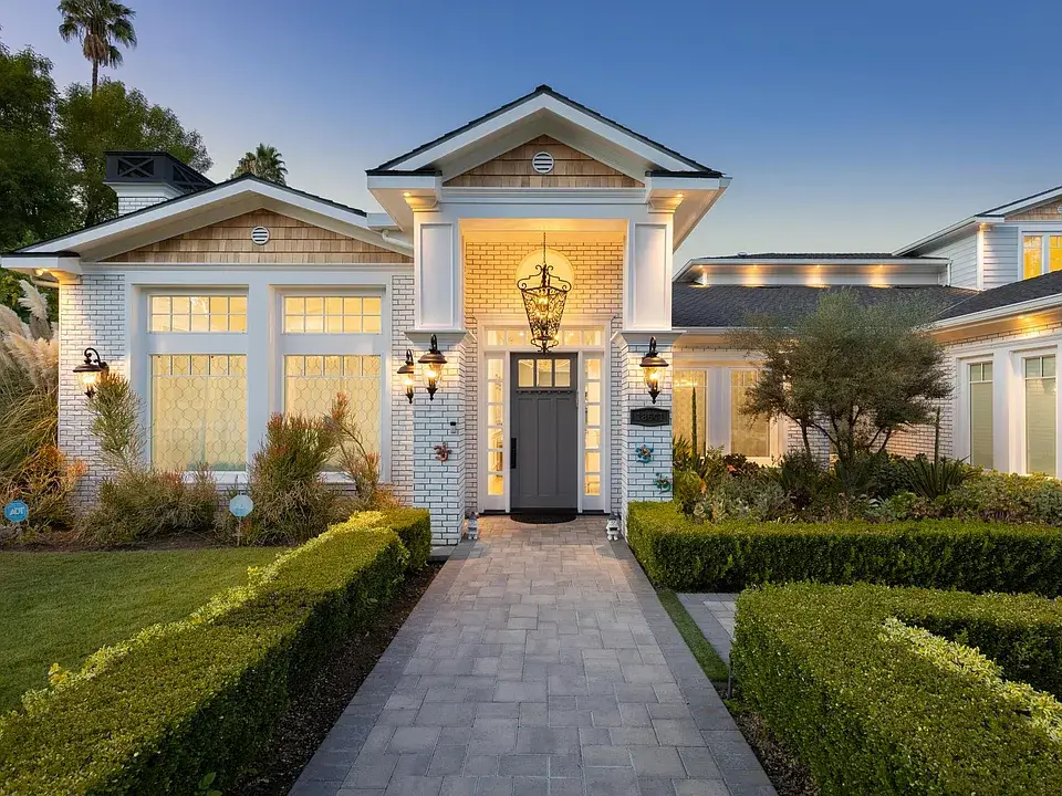 The image depicts a serene luxury rehabilitation center featuring modern architecture, set within tranquil landscaping that promotes mental health and well-being. This environment is ideal for individuals seeking treatment options for opioid use disorder and related substance abuse issues.