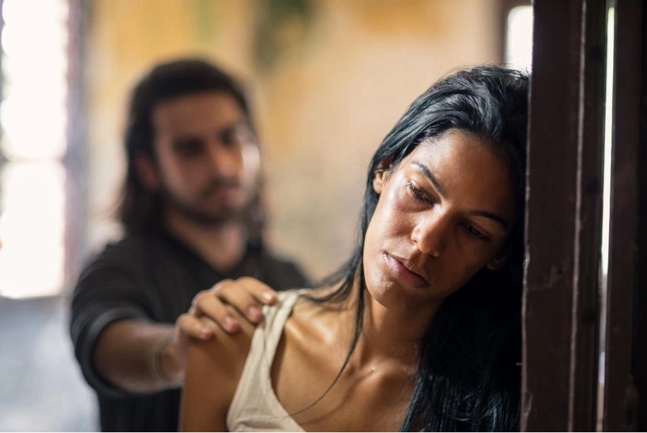 patients Husband puts hand on meth-addicted wife’s shoulder